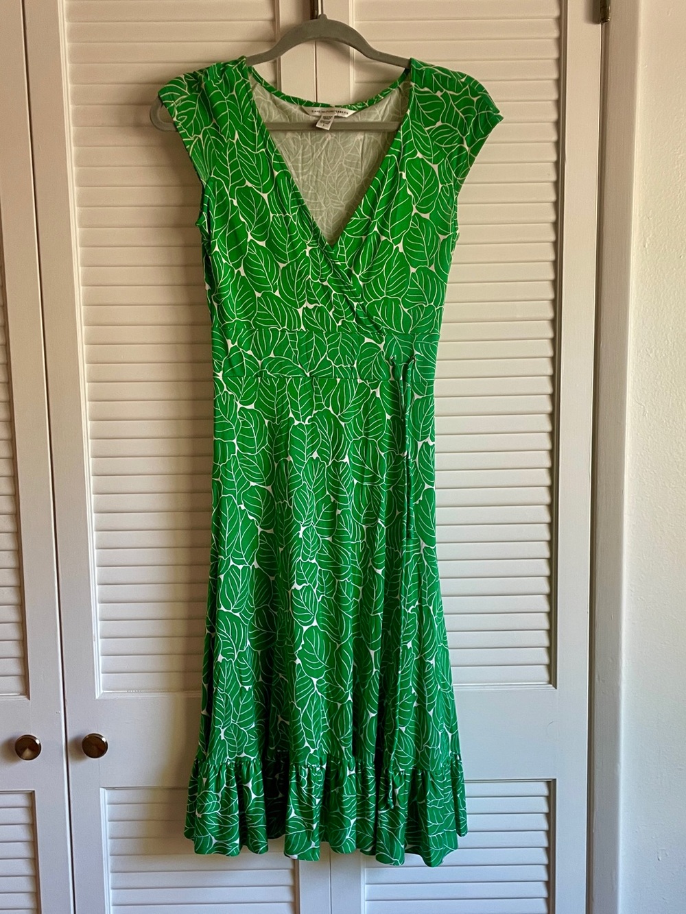 Diane Von Furstenberg Green Leaf Wrap 100% Silk Midi Dress Sz 4